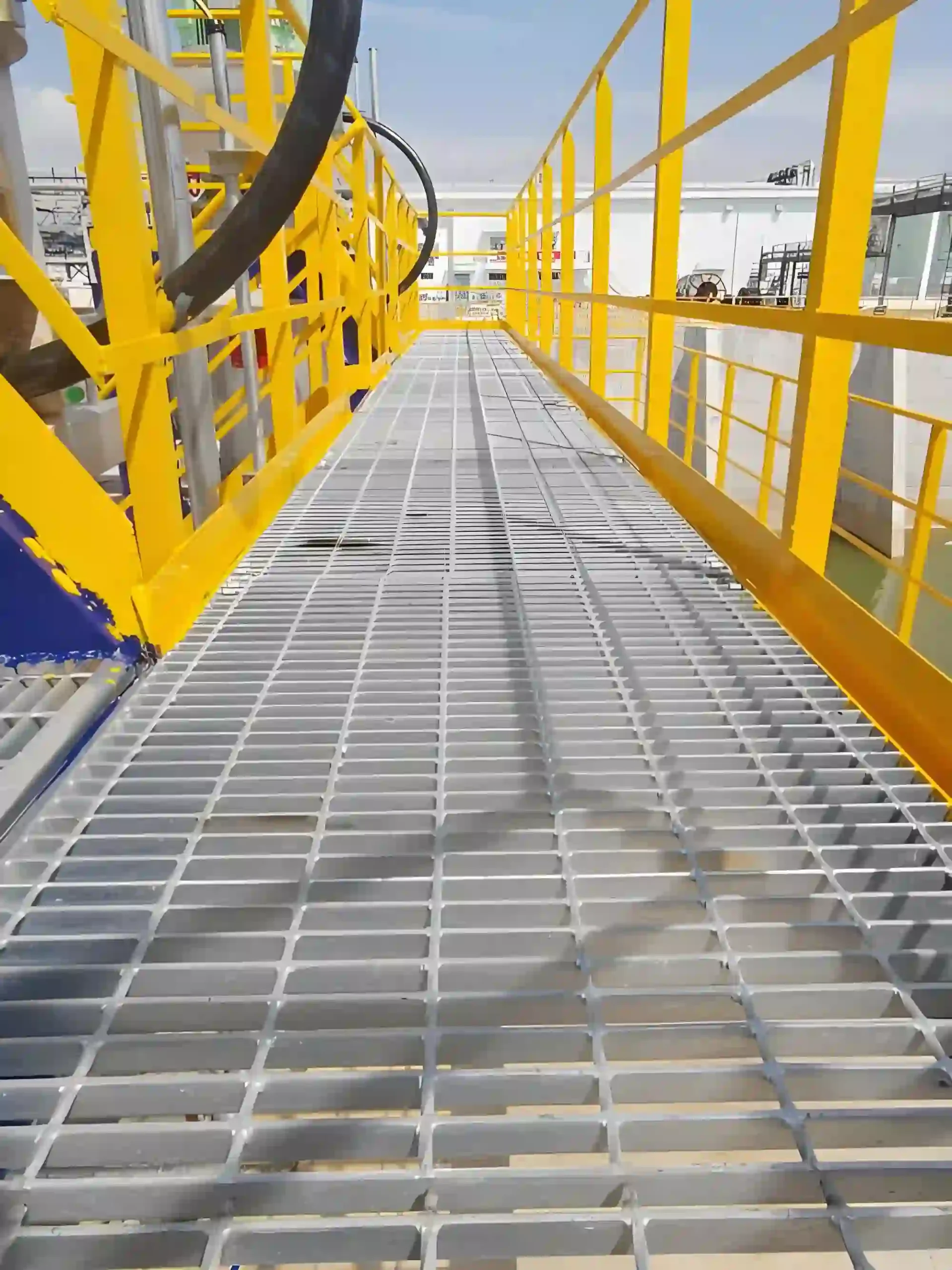 Steel Grating Operating Platforms for Strength and Corrosion Resistance