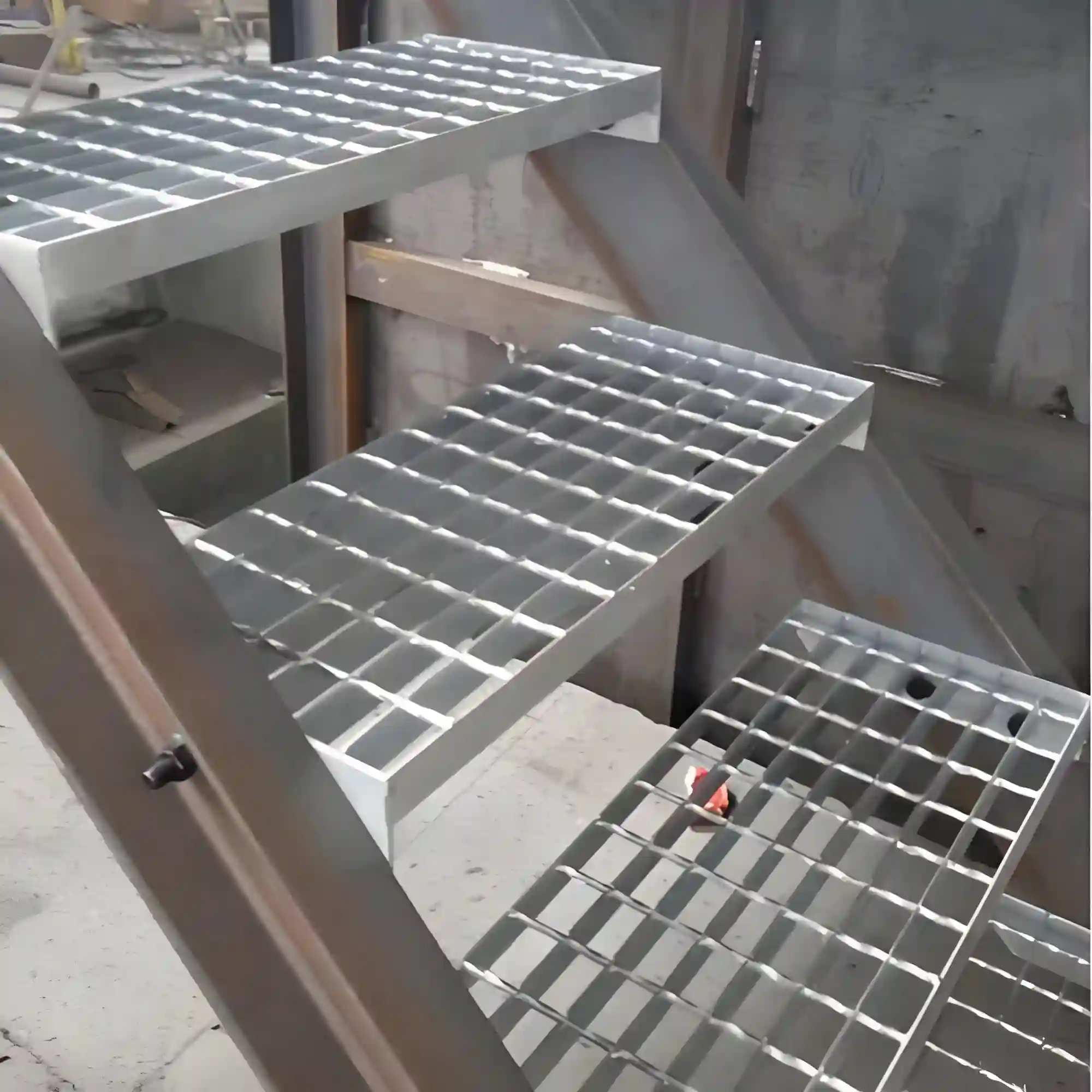 Cầu thang xoắn ốc bằng lưới thép