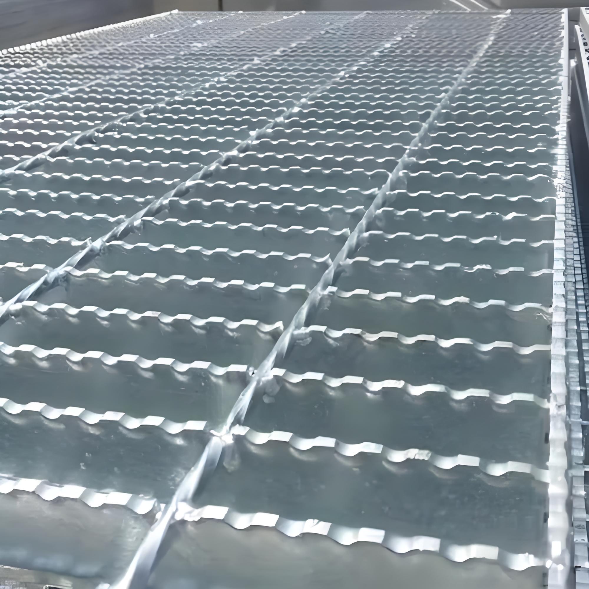 Anti-slip steel grating